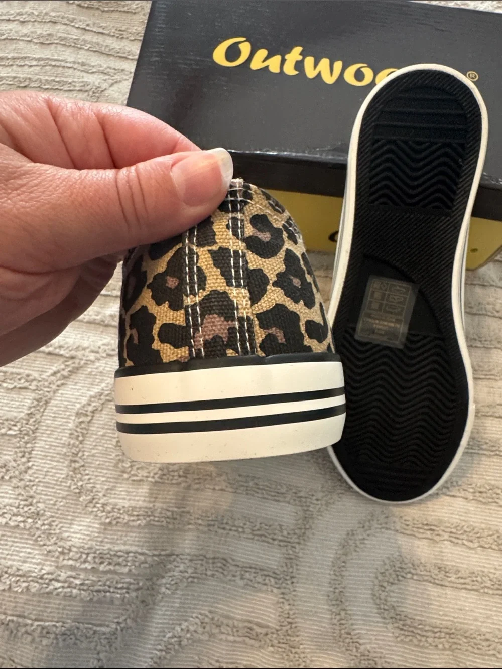 Out woods Leopard Print Low-Top Canvas Sneakers - with rhinestone laces - Picture 7 of 16